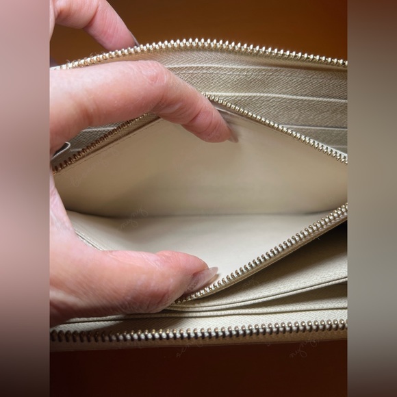 Like new! Zippy Wallet in azur - Picture 11 of 15